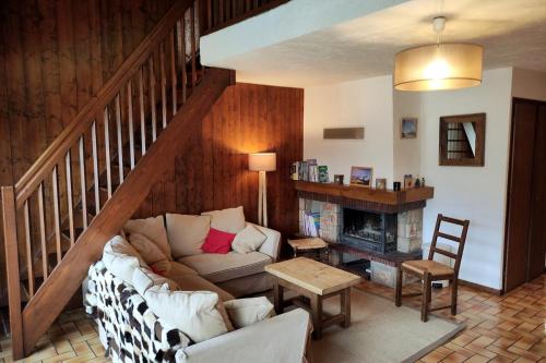 un salon avec un canapé et un escalier dans l'établissement Duplex Saint Gervais, à Saint-Gervais-les-Bains