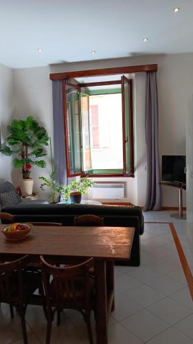 un salon avec un canapé et une table dans l'établissement L'anthurium de l'Opéra, à Nice