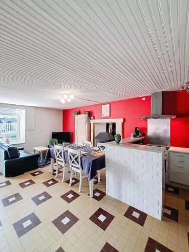 une cuisine et une salle à manger avec une table et des chaises dans l'établissement Charming Breton house for 4 people, à Saint-Marcan