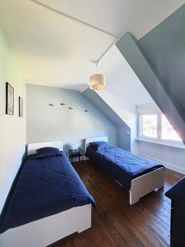 - une chambre avec 2 lits et un grenier dans l'établissement Charming Breton house for 4 people, à Saint-Marcan