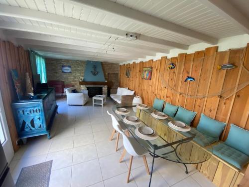 a dining room with a table and chairs at Maison de charme à 300m de la plage in Saint-Pierre-dʼOléron