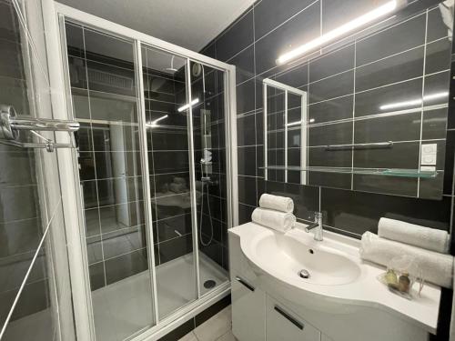 une salle de bain avec une douche et un lavabo et une douche dans l'établissement Studio Arena Héliopolis AB 315 - 2 personnes, au Cap d'Agde