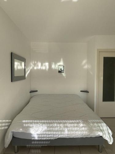 - une chambre blanche avec un lit dans l'établissement Studio Arena Héliopolis AB 315 - 2 personnes, au Cap d'Agde