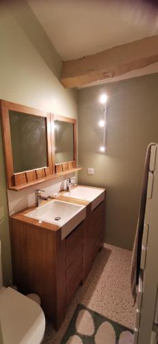 une salle de bain avec un lavabo et des toilettes dans l'établissement Un nid d'amour, à La Celle-sous-Gouzon