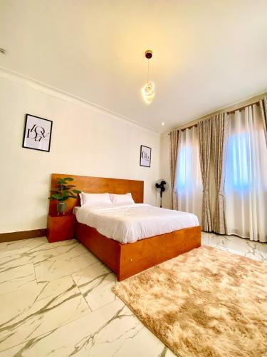 a bedroom with a large bed and a rug at Luxe Home in Nalakonge