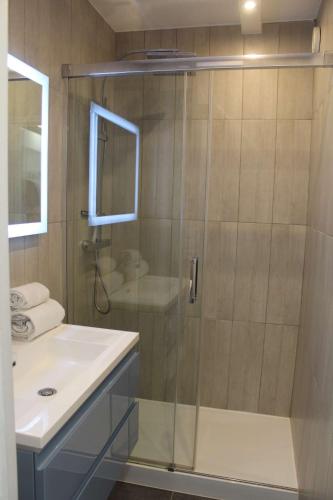 une salle de bain avec douche et lavabo dans l'établissement Studio Makena vue mer Héliopolis AB 330 - 2 personnes, au Cap d'Agde