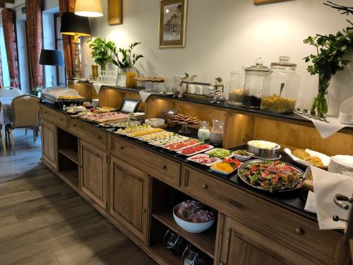 卡齐米日-多尔尼Dworek Kazimierski的提供多种食物的自助餐线