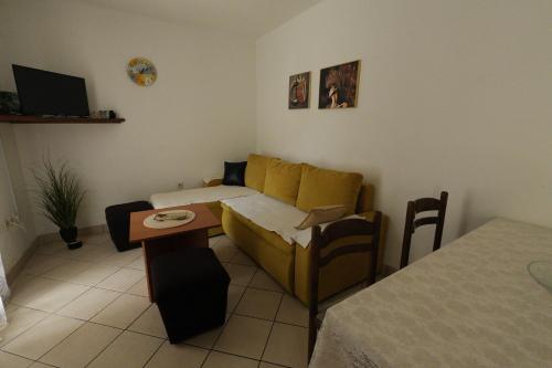 Posteľ alebo postele v izbe v ubytovaní Apartmani Kežić Drvenik
