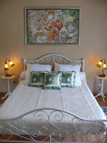 une chambre avec un lit blanc avec deux oreillers dans l'établissement Mas Del Vracou, à Bollène