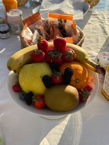 une assiette de fruits et légumes sur une table dans l'établissement The Rooftop Terrace b&b Double Rooms Private Bathrooms and an equipped Roof Terrace, à Sant'Agnello