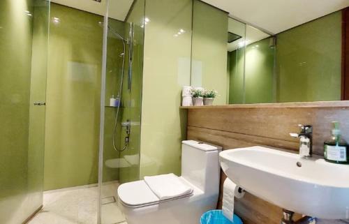 ein Badezimmer mit Toilette, Waschbecken und Dusche in der Unterkunft Private Room By Leisure Sky Suite KLCC in Kuala Lumpur