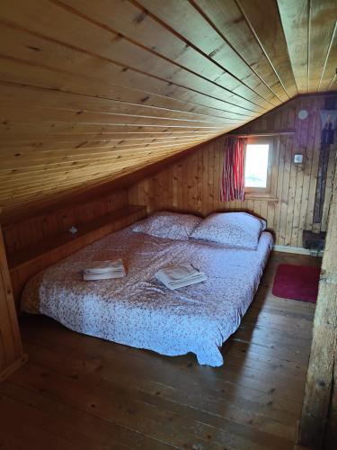 a bedroom with a bed in a wooden cabin at Mazot de l' Arche de Noé in Verbier
