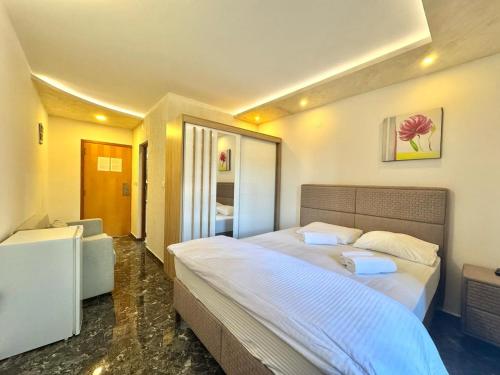 Ένα ή περισσότερα κρεβάτια σε δωμάτιο στο Beachfront Hotel Palma - Jaz