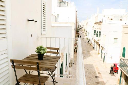 a balcony with a bench and a view of a street at Mediterraneo house in Polignano a Mare