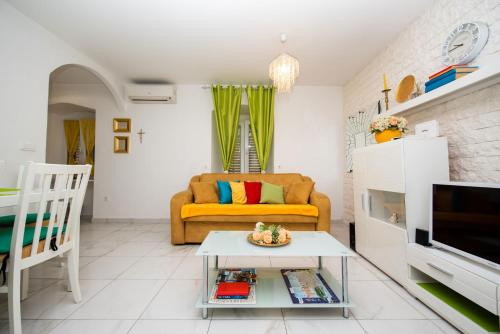 een woonkamer met een bank en een tafel bij Apartment Dea in Split