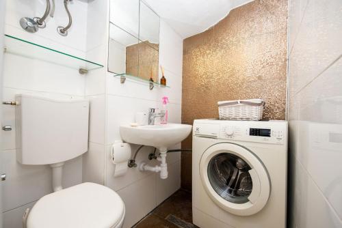 un bagno con lavatrice e lavandino di Apartment Dea a Spalato (Split)