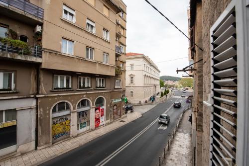 een uitzicht op een stadsstraat met gebouwen en auto's bij Apartment Dea in Split