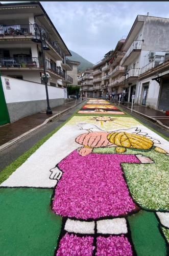 イトリにあるDomus Auraの道に花が咲いている通り