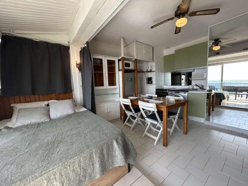 une chambre avec un lit et une cuisine avec une table dans l'établissement Studio cabine - Vue Mer - CAP D'AGDE - CT247-024, au Grau-dʼAgde