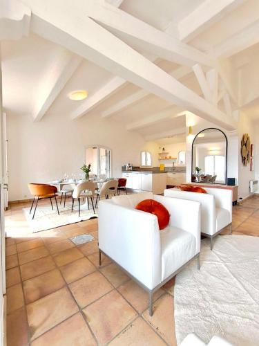 - un salon avec deux canapés blancs et une salle à manger dans l'établissement Villa Luxe avec Vue sur Saint-Tropez, Roquebrune, à Roquebrune-sur Argens