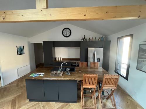 - une cuisine avec une grande île dans une chambre dans l'établissement Café du port, à Fécamp