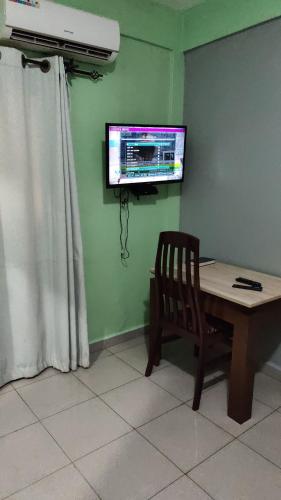 TV a/nebo společenská místnost v ubytování Ngueye hôtel officiel