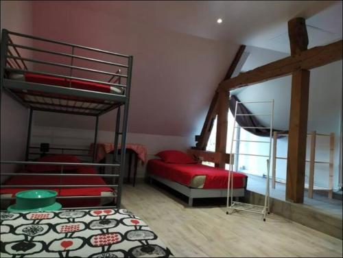 une chambre avec deux lits superposés dans une pièce dans l'établissement Maison de vacances, à Montoire-sur-le-Loir