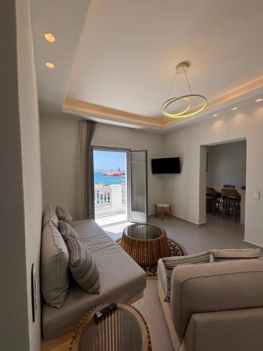 un salon avec un canapé et une télévision dans l'établissement Abadéli, à Naxos Chora