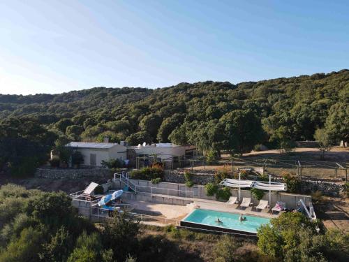 The swimming pool at or close to LI PIREDDI