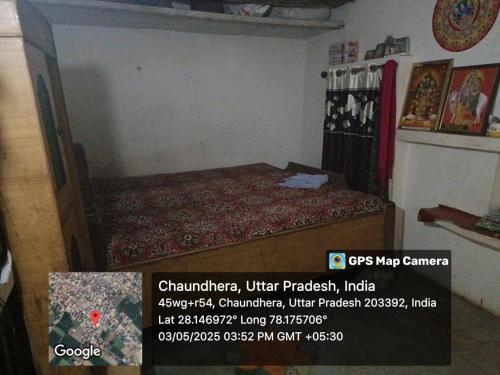 una habitación con una cama en la esquina de una habitación en Dinesh homestay, en Atrauli Road