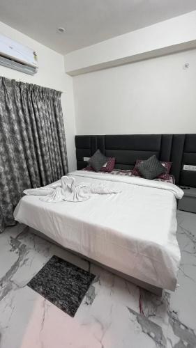 a large bed in a room with a marble floor at OYOs Couple Hotel Orchha in Orchha