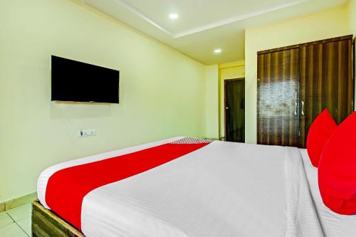 TV a/nebo společenská místnost v ubytování Hotel O Adhin Residency