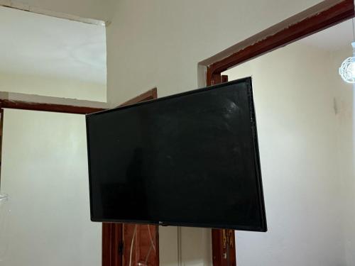 Un televisor de pantalla plana colgado en una pared en Residence meknes, en Meknès