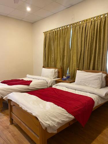 Un pat sau paturi într-o cameră la Legend Residency