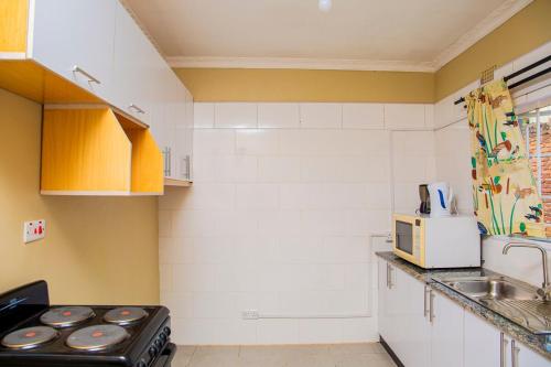 Kuchyň nebo kuchyňský kout v ubytování The Private Home Mzuzu Area 4 Escape