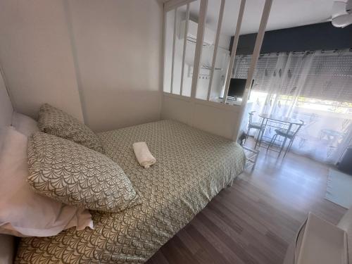 - une chambre avec un lit et un livre dans l'établissement BEAU STUDIO Climatisé en bord de Mer et Wi-Fi, au Grau-du-Roi