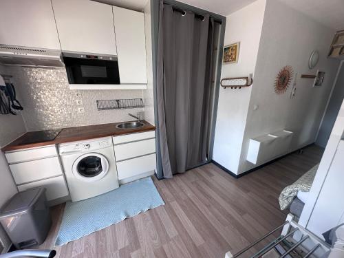 - une petite cuisine avec un lave-linge dans la chambre dans l'établissement BEAU STUDIO Climatisé en bord de Mer et Wi-Fi, au Grau-du-Roi