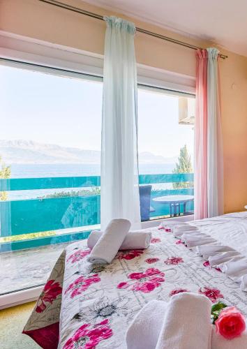 a bedroom with a bed and a large window at Hotel Vila Marco Polo in Slatine