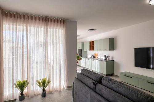 Μια τηλεόραση ή/και κέντρο ψυχαγωγίας στο HORIZON SUITES by the Sea