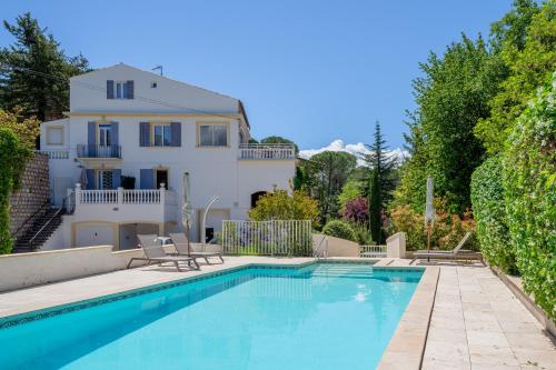 une villa avec piscine devant une maison dans l'établissement Résidence Les Écureuils, à Gréoux-les-Bains
