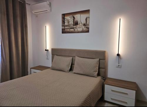 シュコダルにあるGrace's Centre Apartmentのベッドルーム1室(ランプ2つ付)
