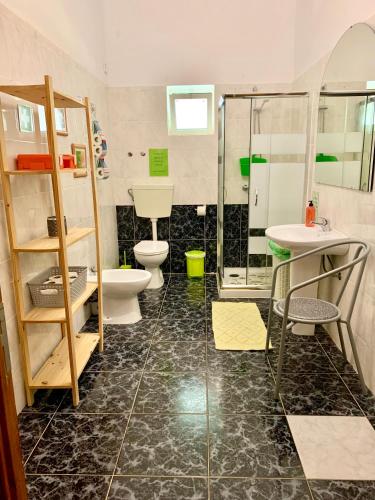 a bathroom with two toilets and a shower at Casa Monte da Eira in Giões