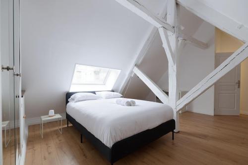 une chambre avec un lit blanc avec une fenêtre dans l'établissement Le Spacieux - ideal for businesses & families, à Melun