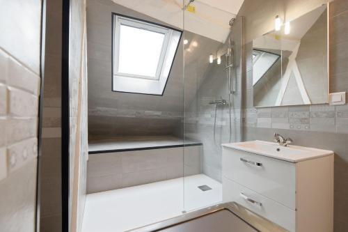 une salle de bain avec une douche et un lavabo et une fenêtre dans l'établissement Le Spacieux - ideal for businesses & families, à Melun