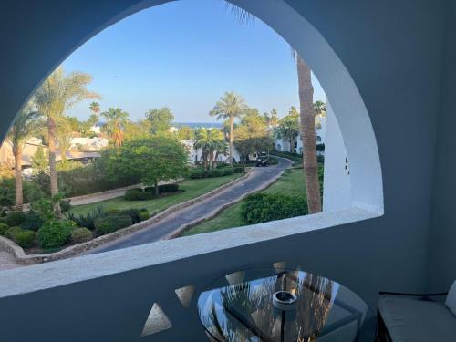 Cette chambre dispose d'une fenêtre offrant une vue sur la rue. dans l'établissement Domina Coralbay Aquamarine camera privata, à Charm el-Cheikh