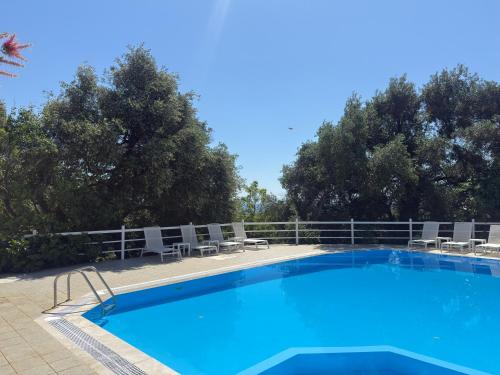 Πισίνα στο ή κοντά στο Olga's Sea View Studios, 400m from Ipsos Beach