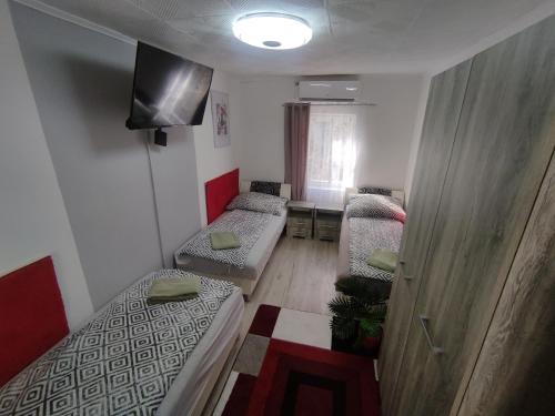 Ένα ή περισσότερα κρεβάτια σε δωμάτιο στο Violett Apartman Miskolctapolca