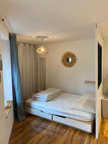 une petite chambre avec un lit dans une pièce dans l'établissement Studio Cosy, à Pélissanne