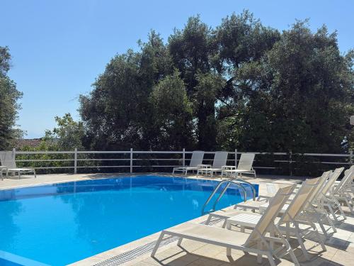Πισίνα στο ή κοντά στο Olga's Sea View Studios, 400m from Ipsos Beach