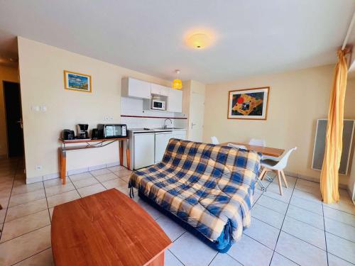 un salon avec un canapé et une table dans l'établissement 3 pièces à Quiberon - 48m², balcon, plage à 20m, parking, animaux acceptés - FR-1-478-65, à Quiberon